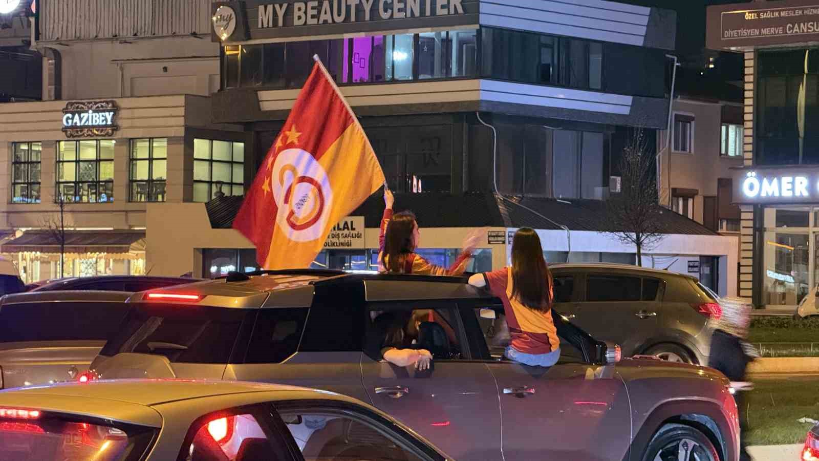 Galatasaray şampiyonluğunu ilan etti, Sakarya sokağa döküldü
