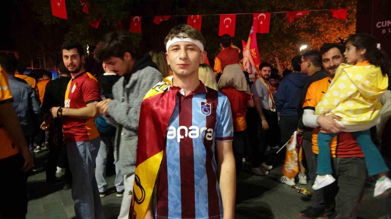 Trabzonlu taraftar Galatasaray’ın şampiyonluk kutlamasına katıldı
