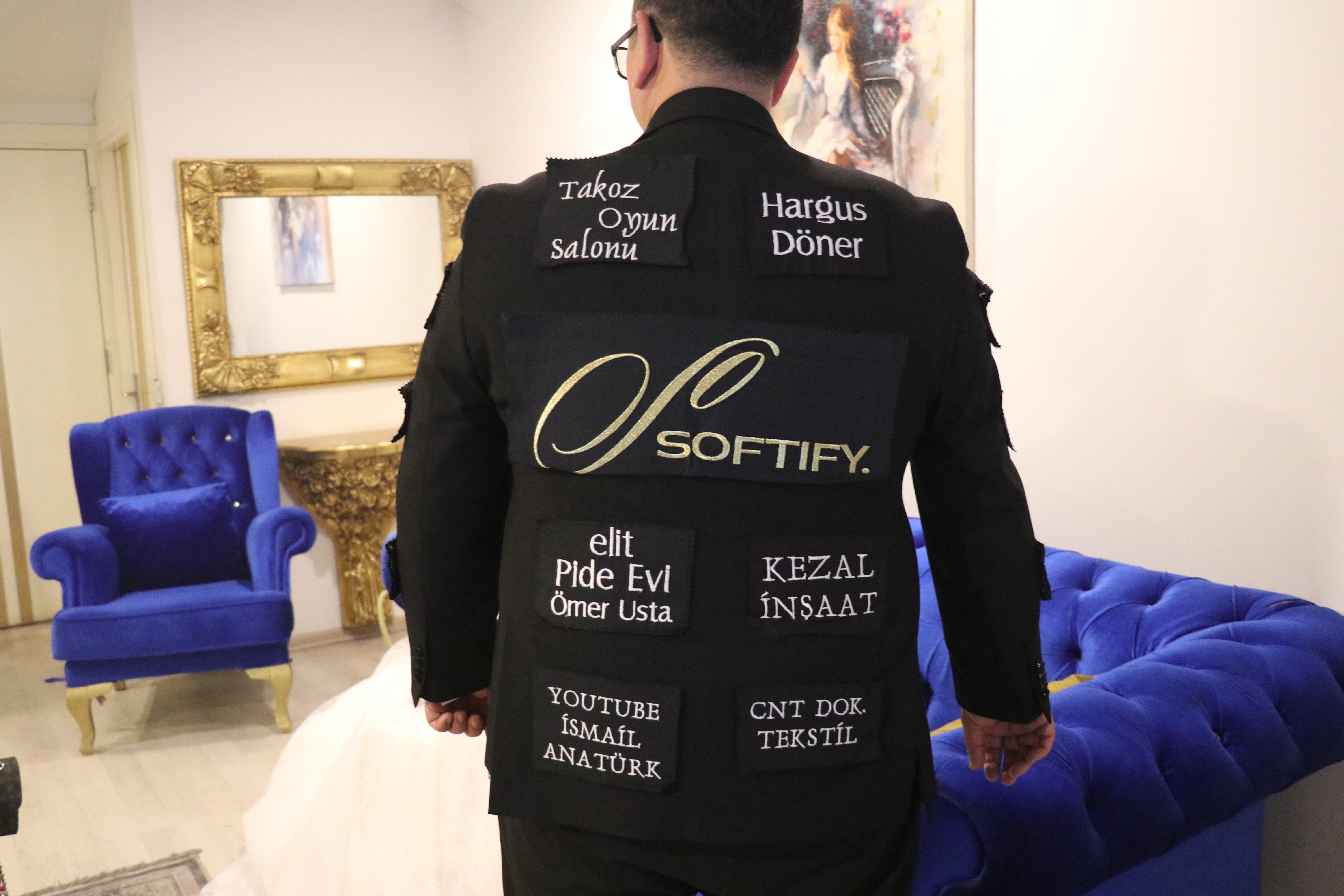 Damatlığını reklam panosuna çevirdi: Gören bir daha baktı!