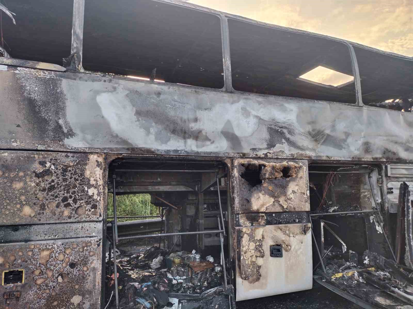 İzmir’den İstanbul’a geziye gelen tur otobüsü alev alev yandı
