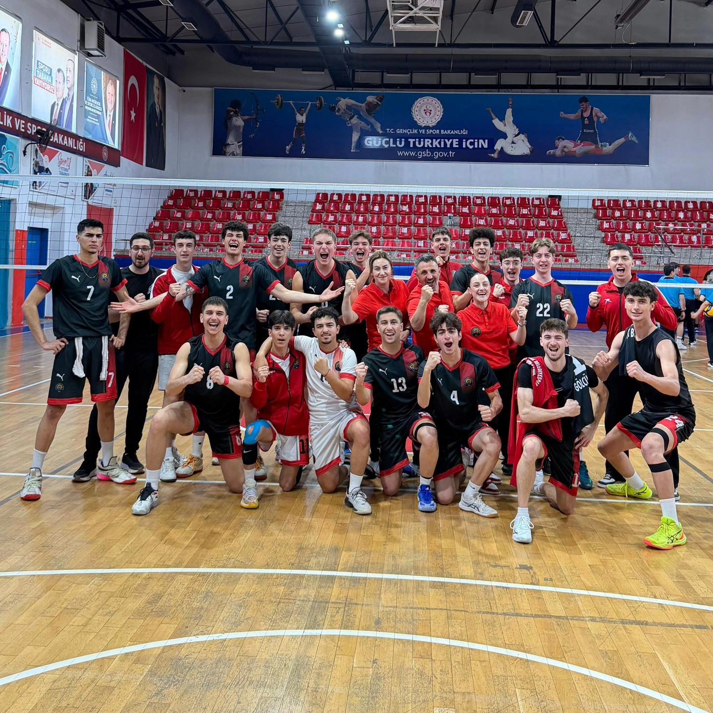 Gölcük Belediyespor Genç Erkek Voleybol Takımı, Türkiye Finalleri’ne yükseldi