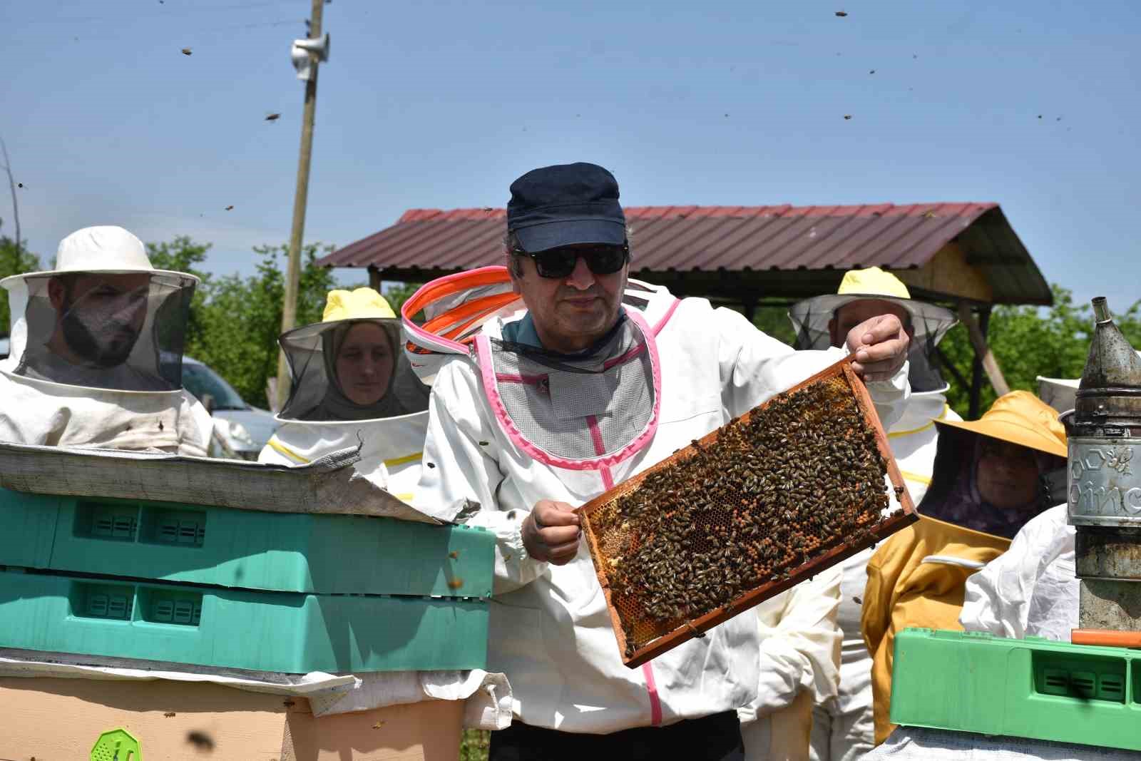 Ev hanımından öğretmenine herkes kovan başında
