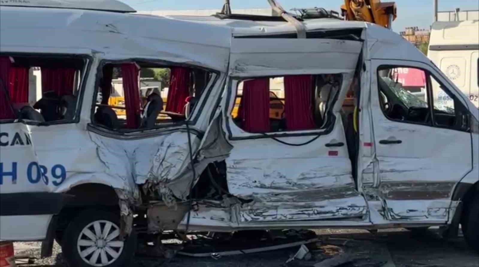 Tırla çarpışan işçi servisi devrildi: 8 yaralı
