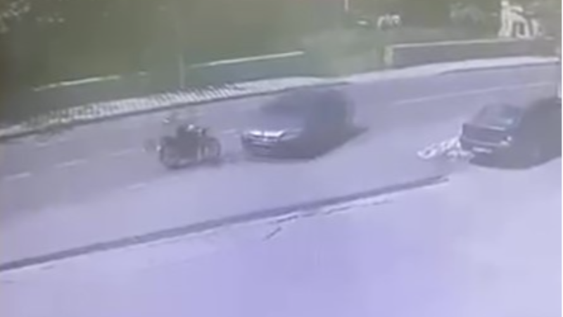 Motosikletlinin kaza anı kameraya yansıdı