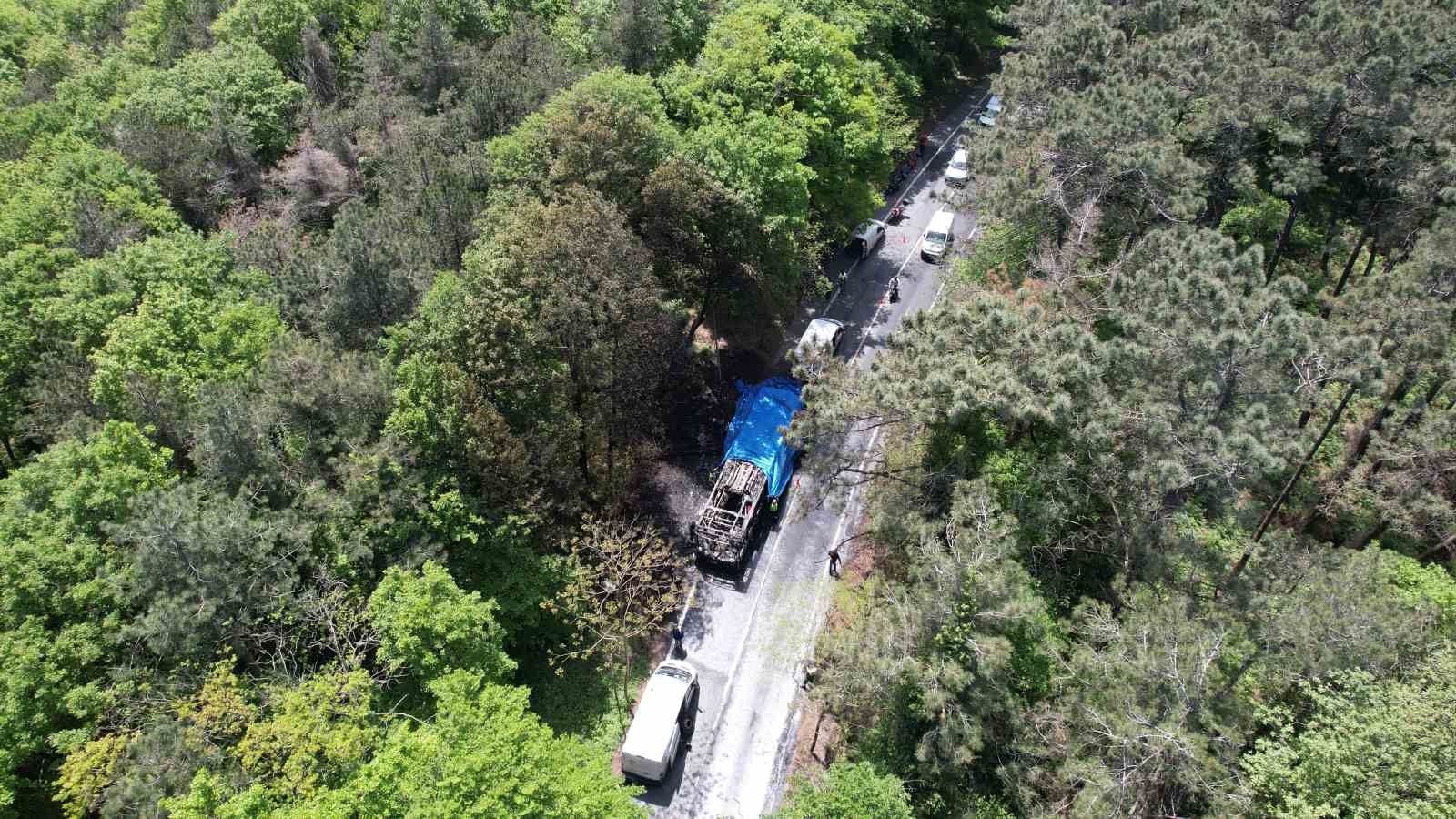 Sarıyer’de İETT otobüsü alev topuna döndü, kullanılamaz hale gelen araç havadan görüntülendi
