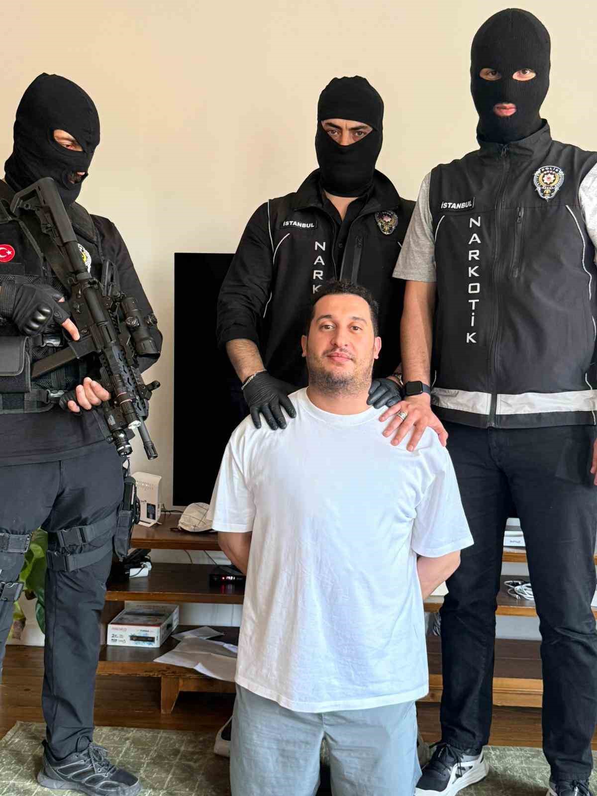 Interpol tarafından "Difüzyon Mesajı" ile aranan 34 yaşındaki Faslı uyuşturucu kaçakçısı Mohamed Boulakhrif, MİT ve İstanbul Narkotik Suçlarla Mücadele Şube Müdürlüğü ekiplerinin düzenlediği operasyonla Şişli’de yakalandı.
