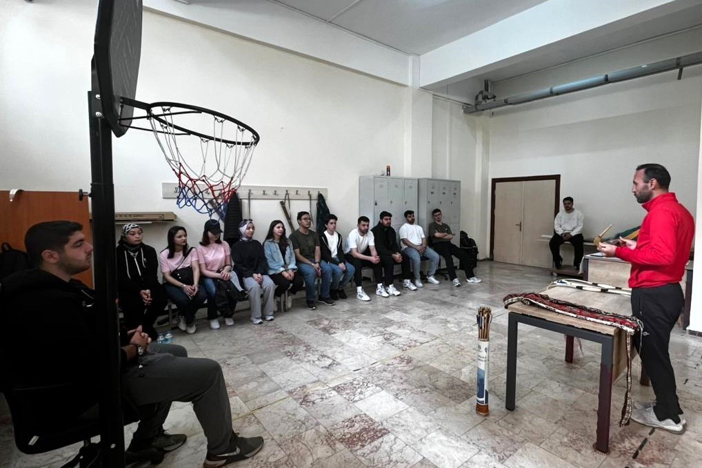 Üniversiteli gençler hem ok attı hem de tarih öğrendi
