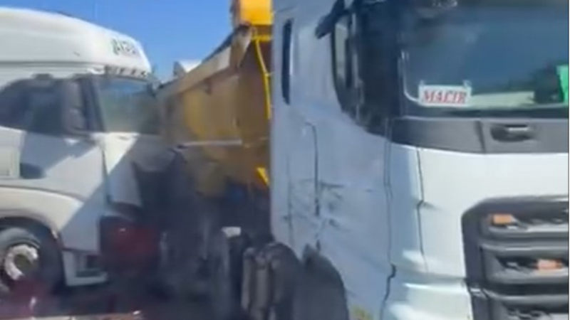 Tır ve hafriyat kamyonu çarpıştı