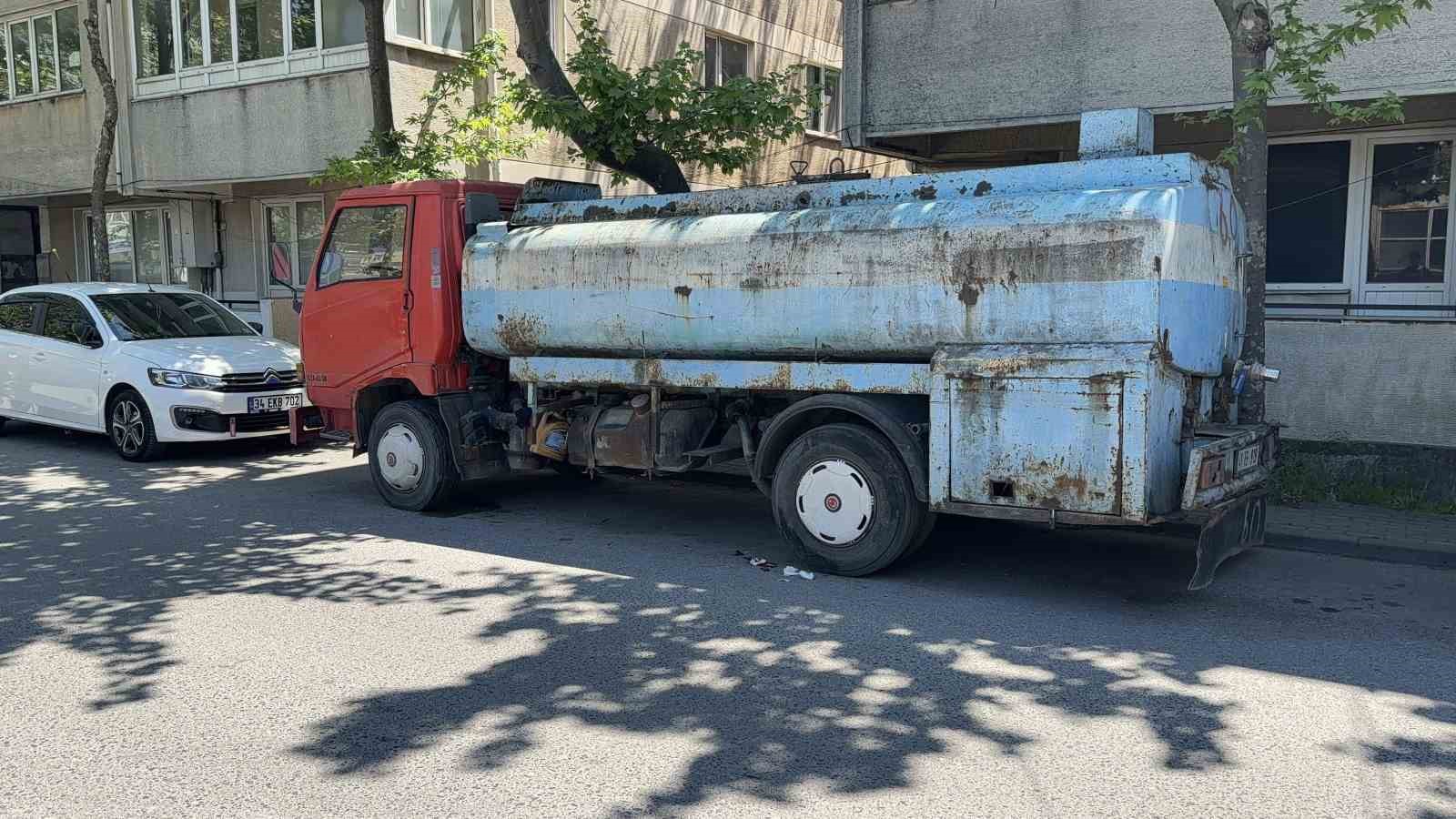 Park halindeki su tankerine çarpan scooter sürücüsü yaralandı