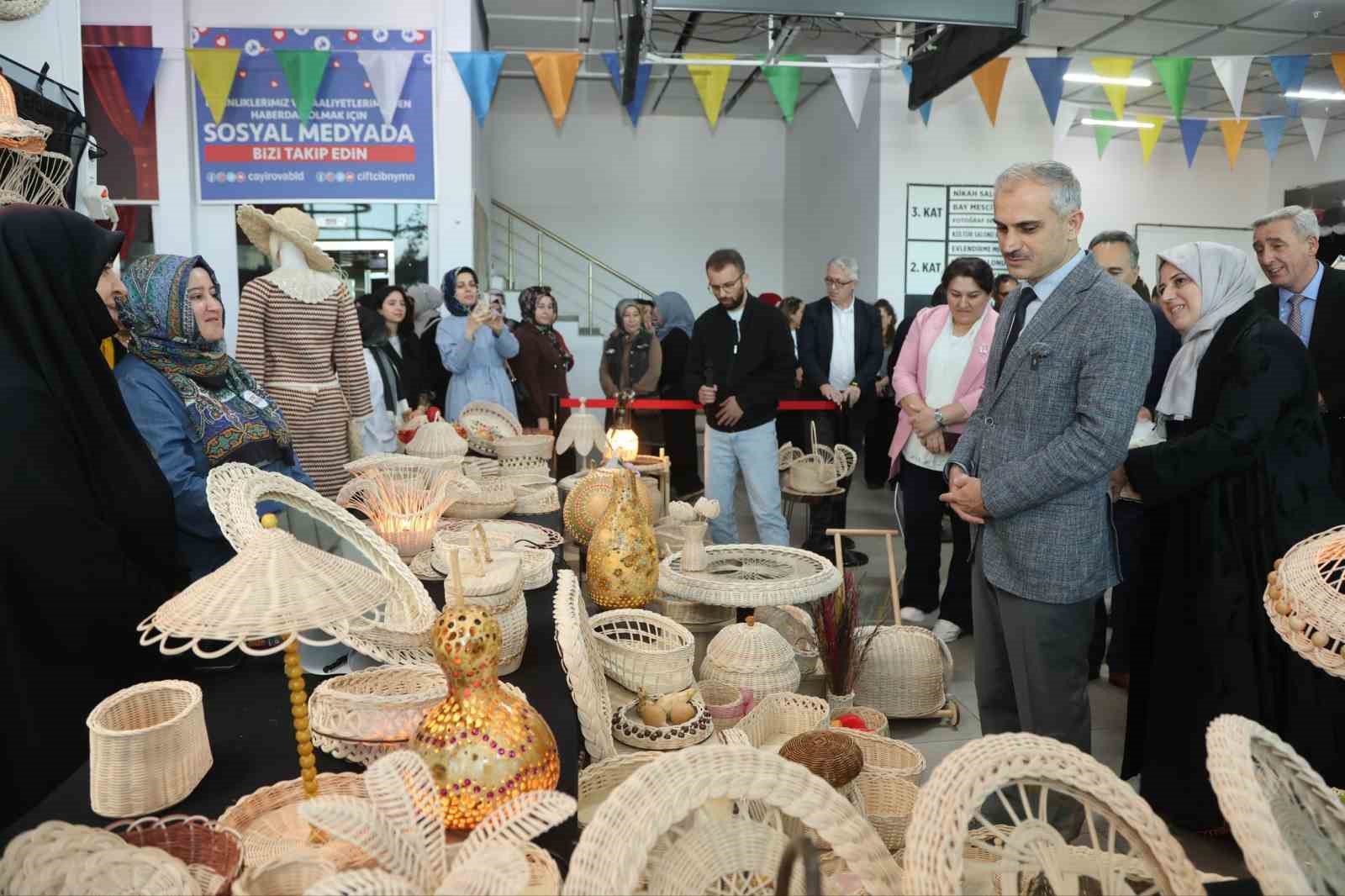Çayırova’da el emeği göz nuru eserler görücüye çıktı