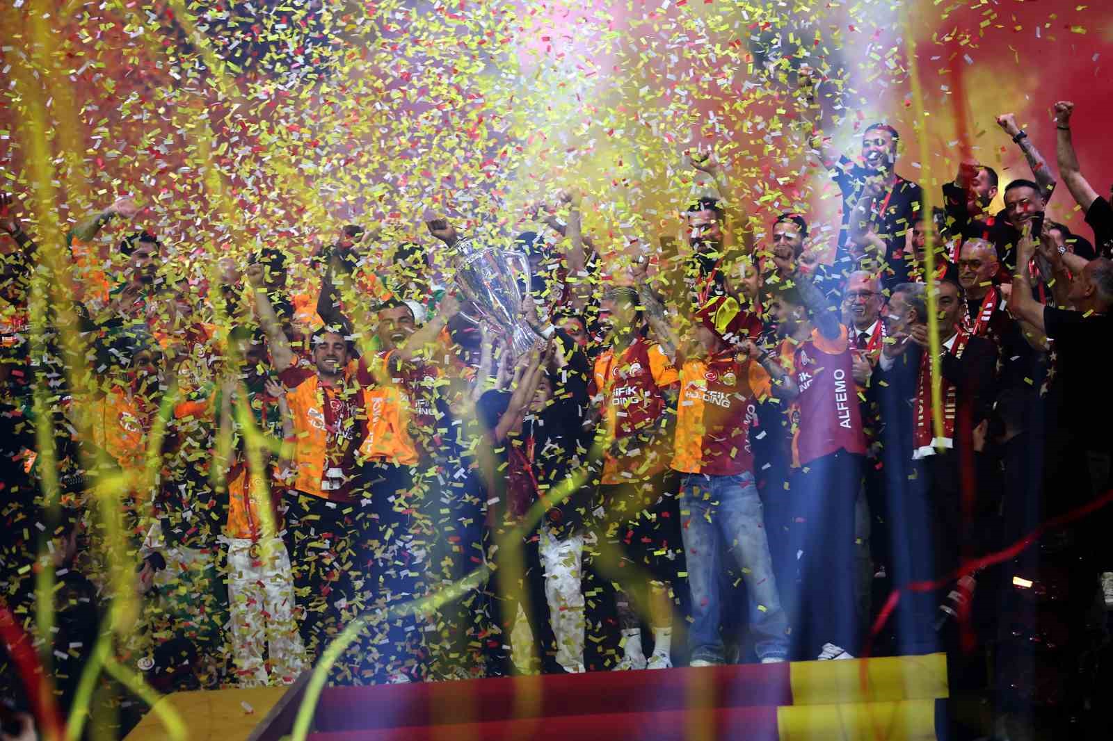 Şampiyon Galatasaray kupasını aldı
