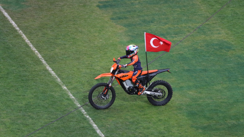 Zayn Sofuoğlu'ndan motosiklet şovu