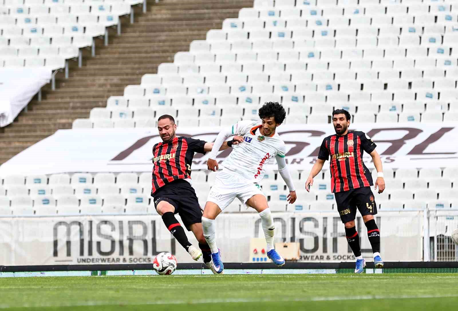 Trendyol Süper Lig: Fatih Karagümrük: 0 - Corendon Alanyaspor: 1 (İlk yarı)
