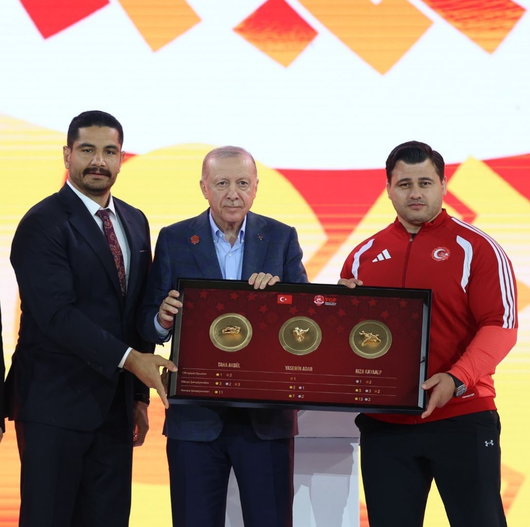 Türkiye Güreş Federasyonu’ndan Cumhurbaşkanı Erdoğan’a, Türk güreşini simgeleyen tablo takdimi
