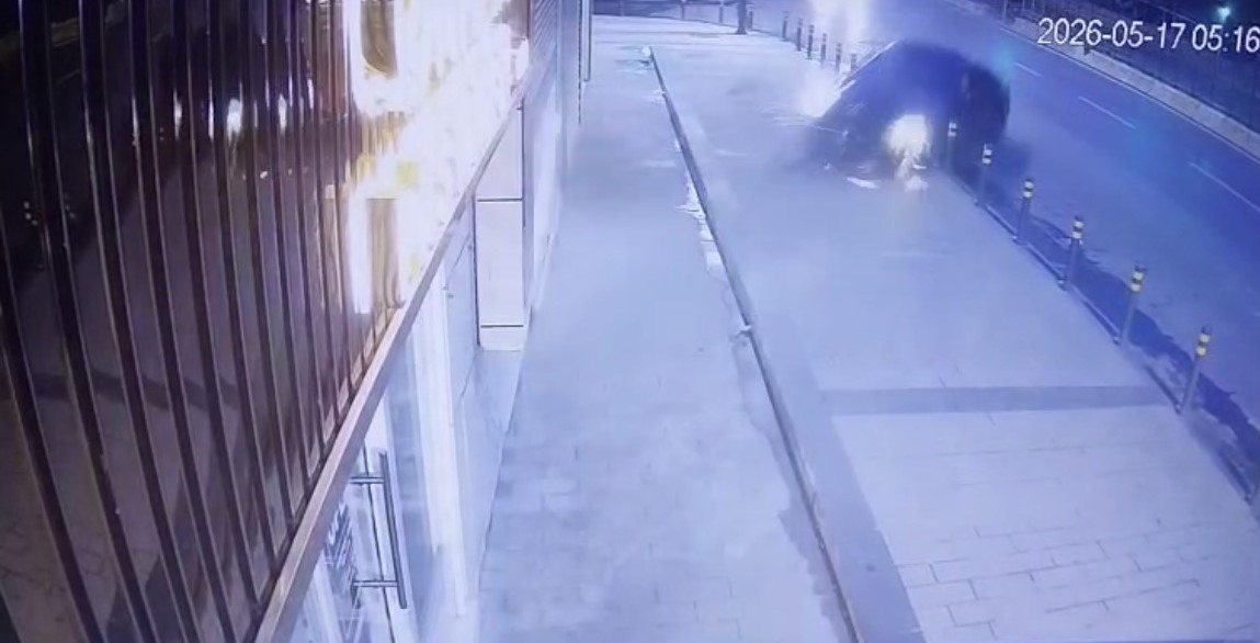 Şişli’de kontrolden çıkan lüks otomobil dükkana daldı: O anların görüntüsü ortaya çıktı
