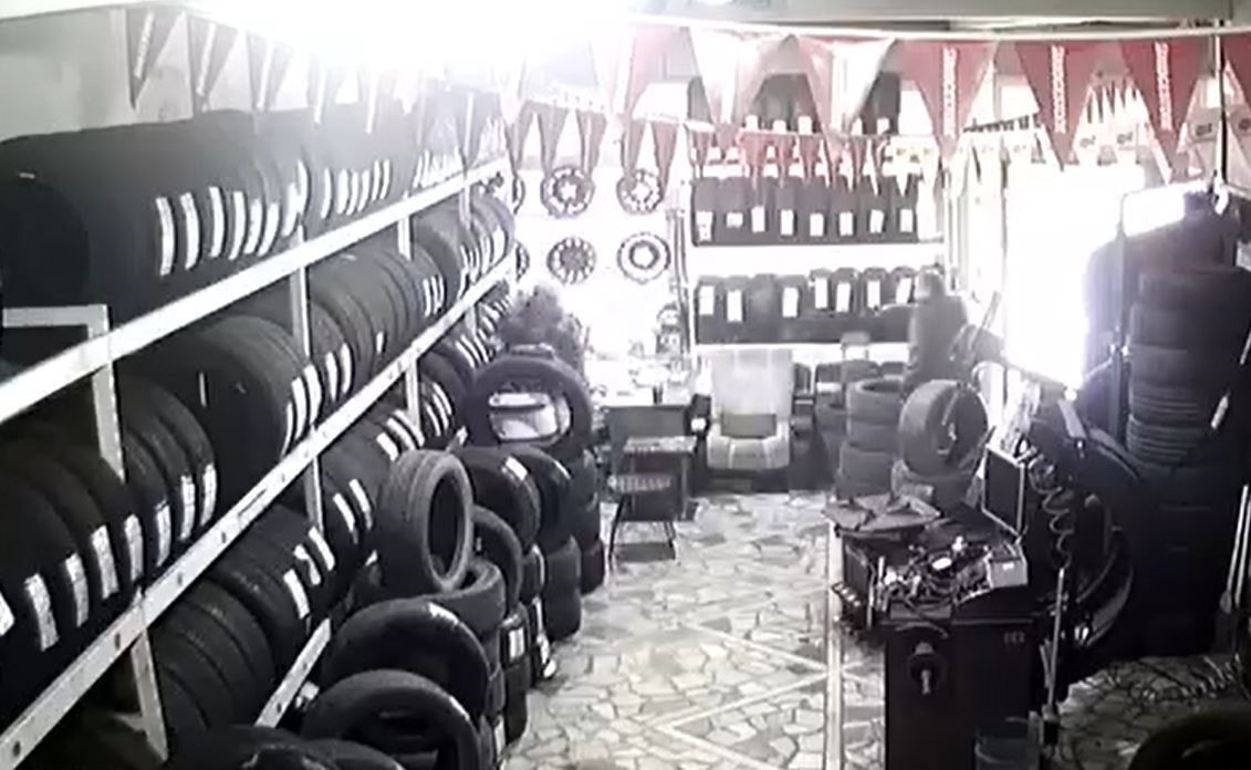 Bayrampaşa’da iş yerine düzenlenen silahlı saldırı kamerada
