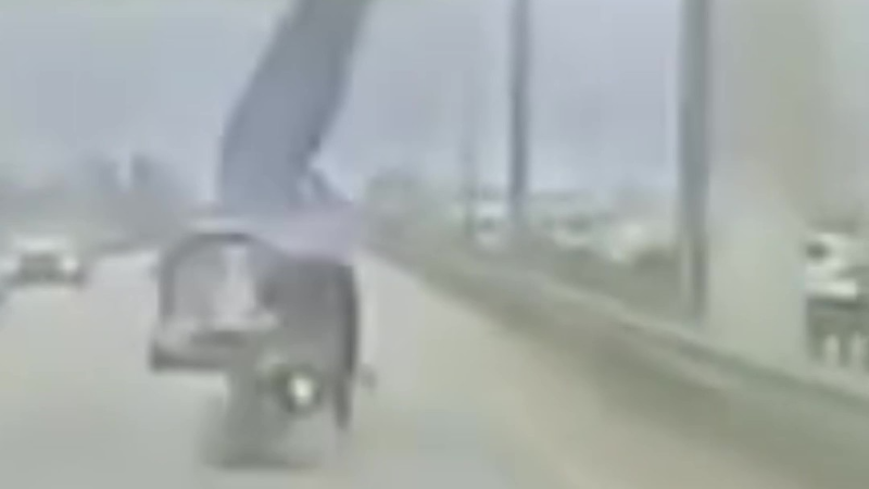 Köprüden sarkan reklam afişi motosikletliyi savurdu