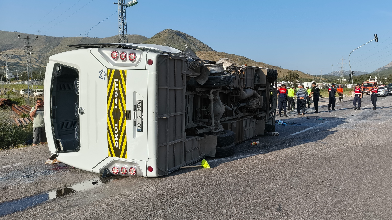 Mersin’de öğrenci servisi devrildi: 17 yaralı