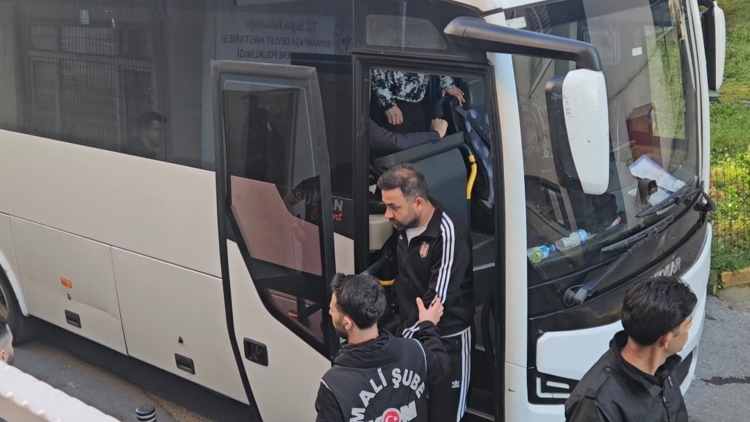 İBB’ye yönelik son dalga operasyonunda gözaltına alınan 12 kişi sağlık kontrolünden geçirildi
