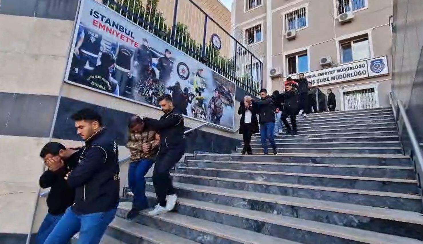 İstanbul merkezli "change" araç operasyonu: 24 gözaltı
