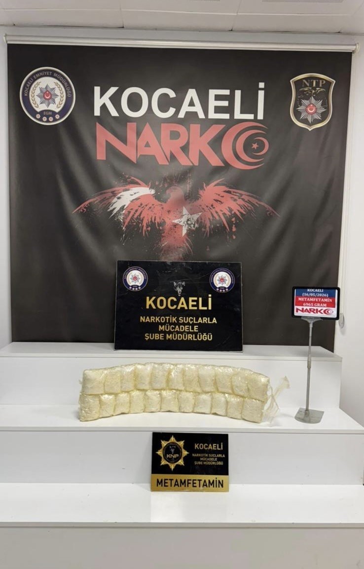Vücutlarına sarılı 7 kilo uyuşturucuyla yakalanan 2 kişi tutuklandı