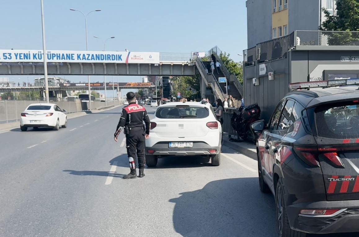 Avcılar’da otomobilin çarptığı motosikletli bariyerlere sıkıştı