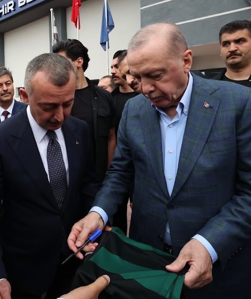 Cumhurbaşkanı Erdoğan’dan Kocaelispor Müzesi’ne imzalı forma
