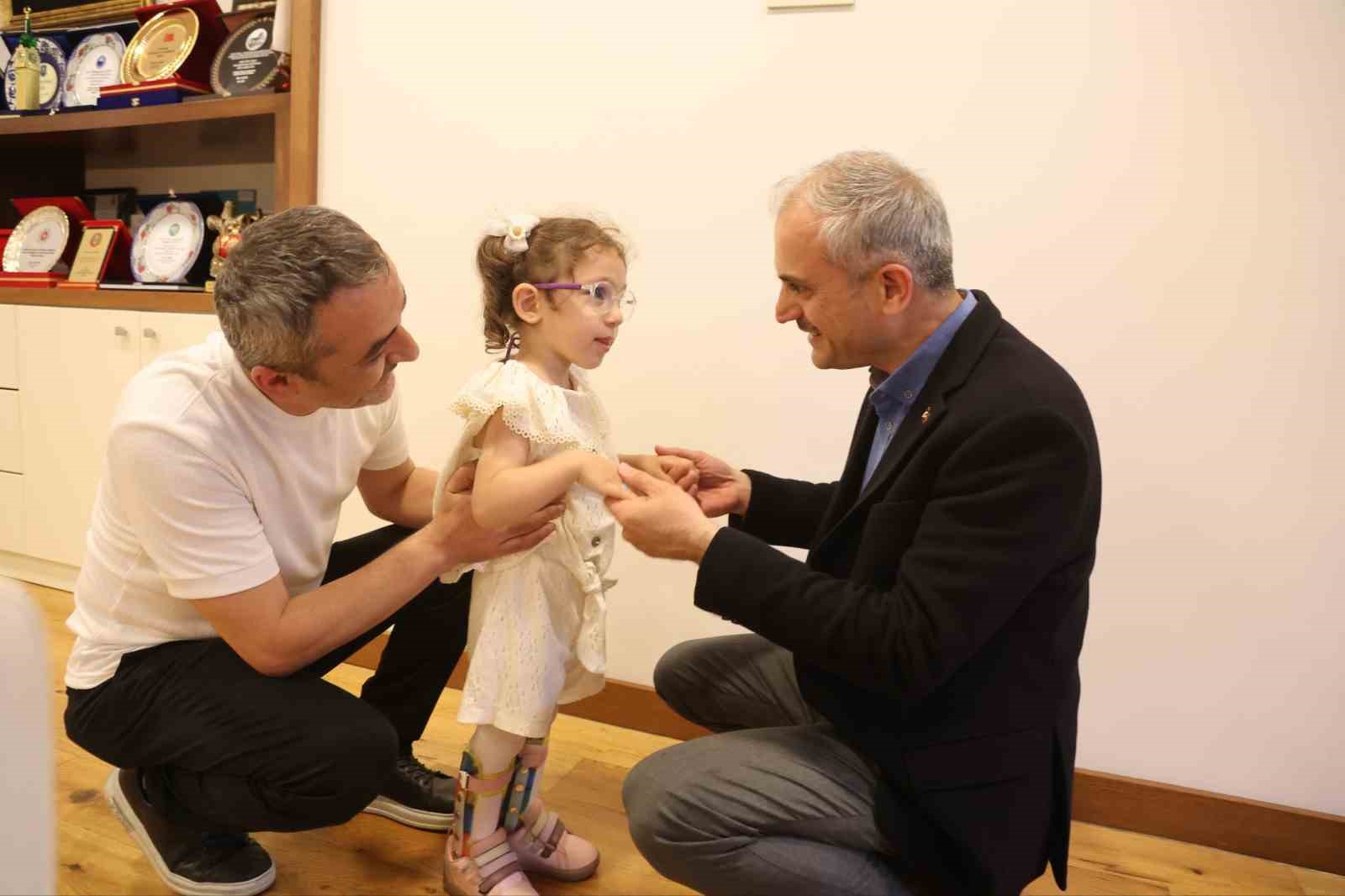 Çayırova Belediyesinden serebral palsi hastası Lina’ya fizik tedavi desteği
