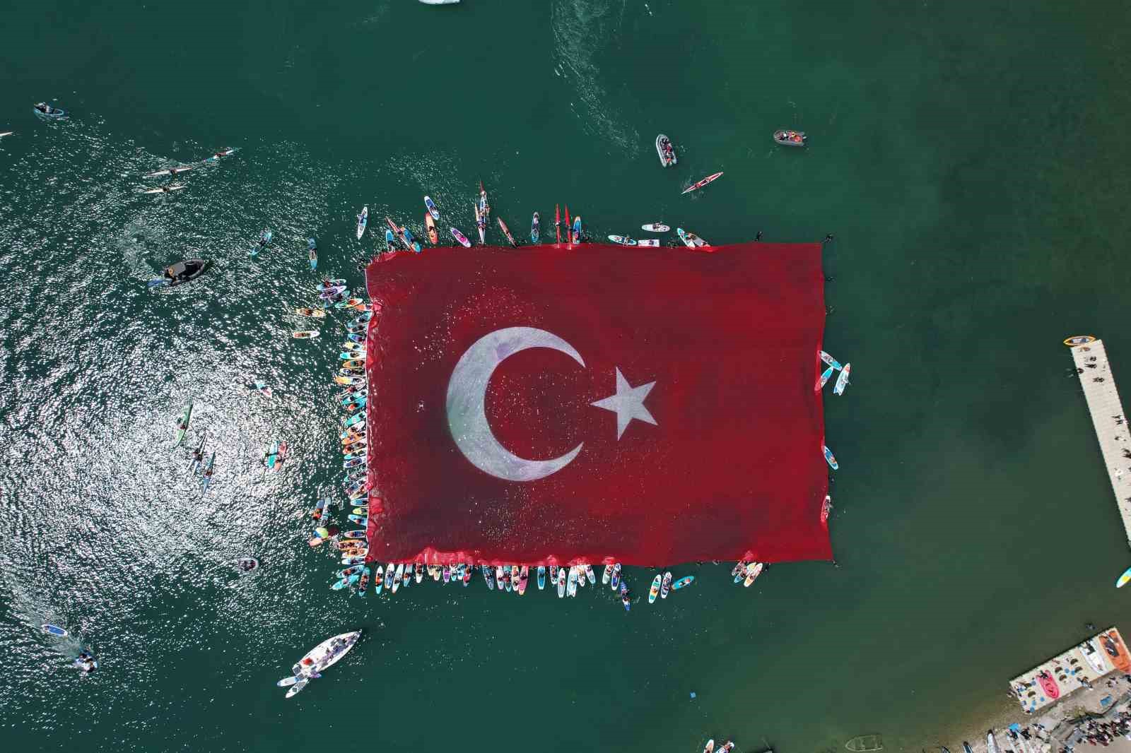Sapanca Gölü’nde tüyleri diken diken eden görsel şölen