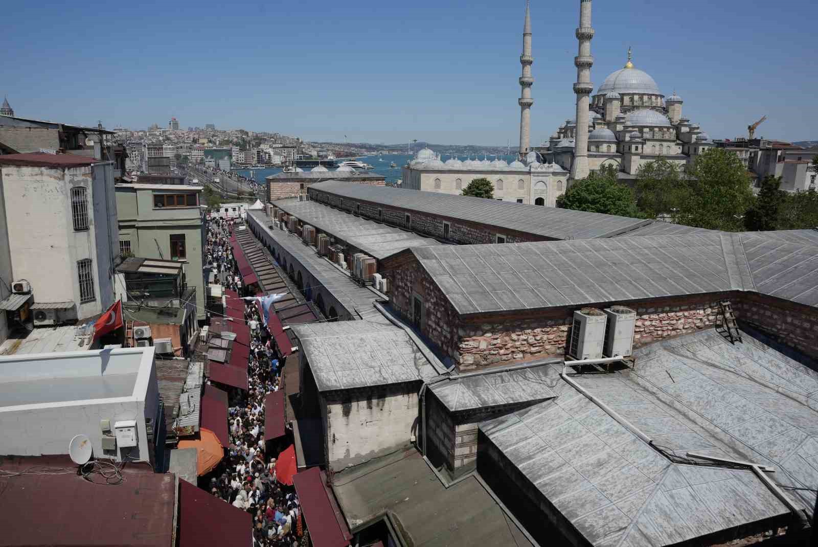 İstanbul’da 1 günlük tatili ve güneşli havayı fırsat bilenler Eminönü’ne akın etti
