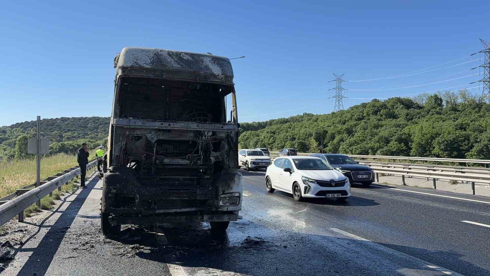 Eyüpsultan’da seyir halindeki tır alev alev yandı
