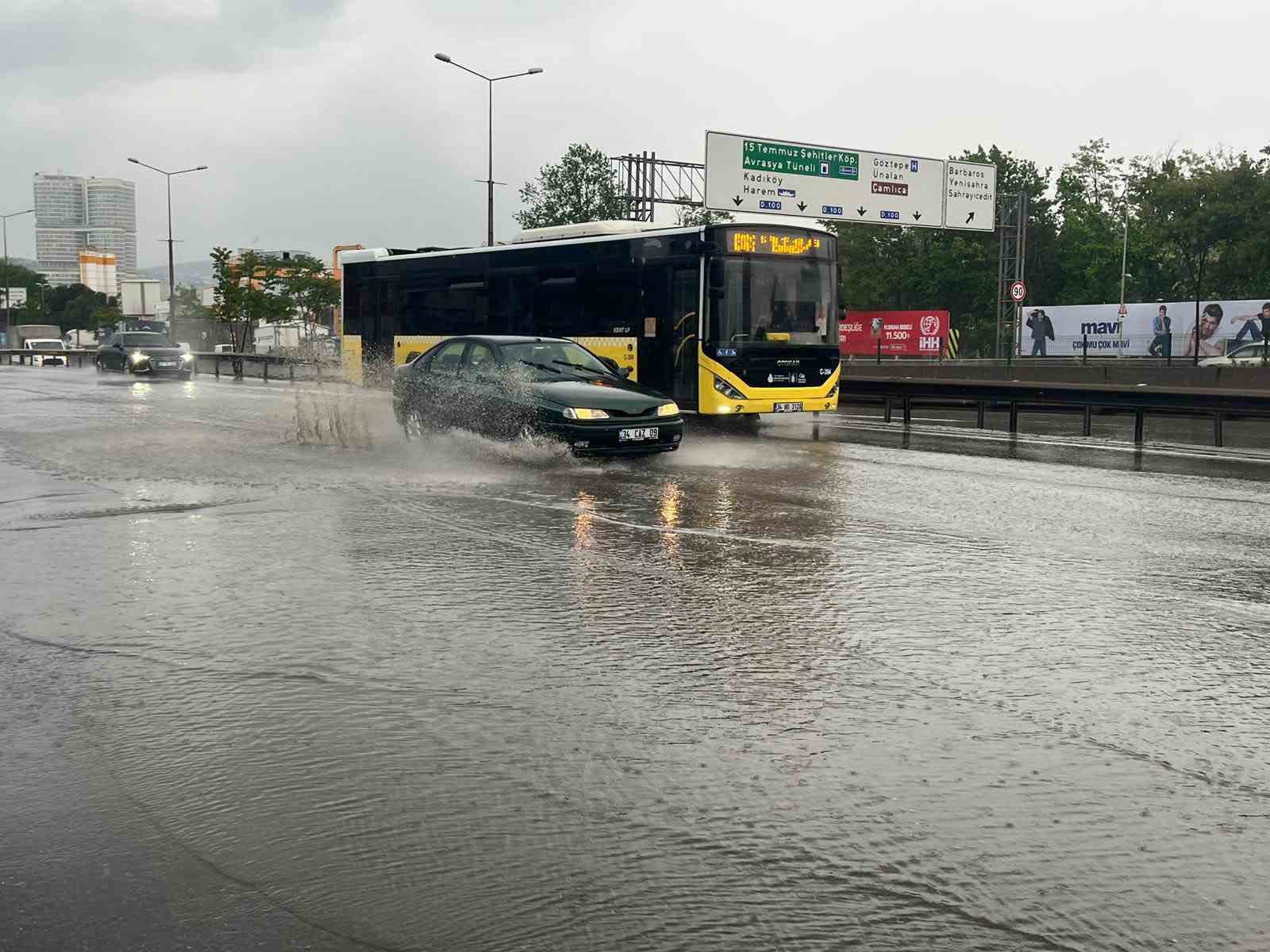 İstanbul’da sağanak etkisini göstermeye başladı: Yollar göle döndü

