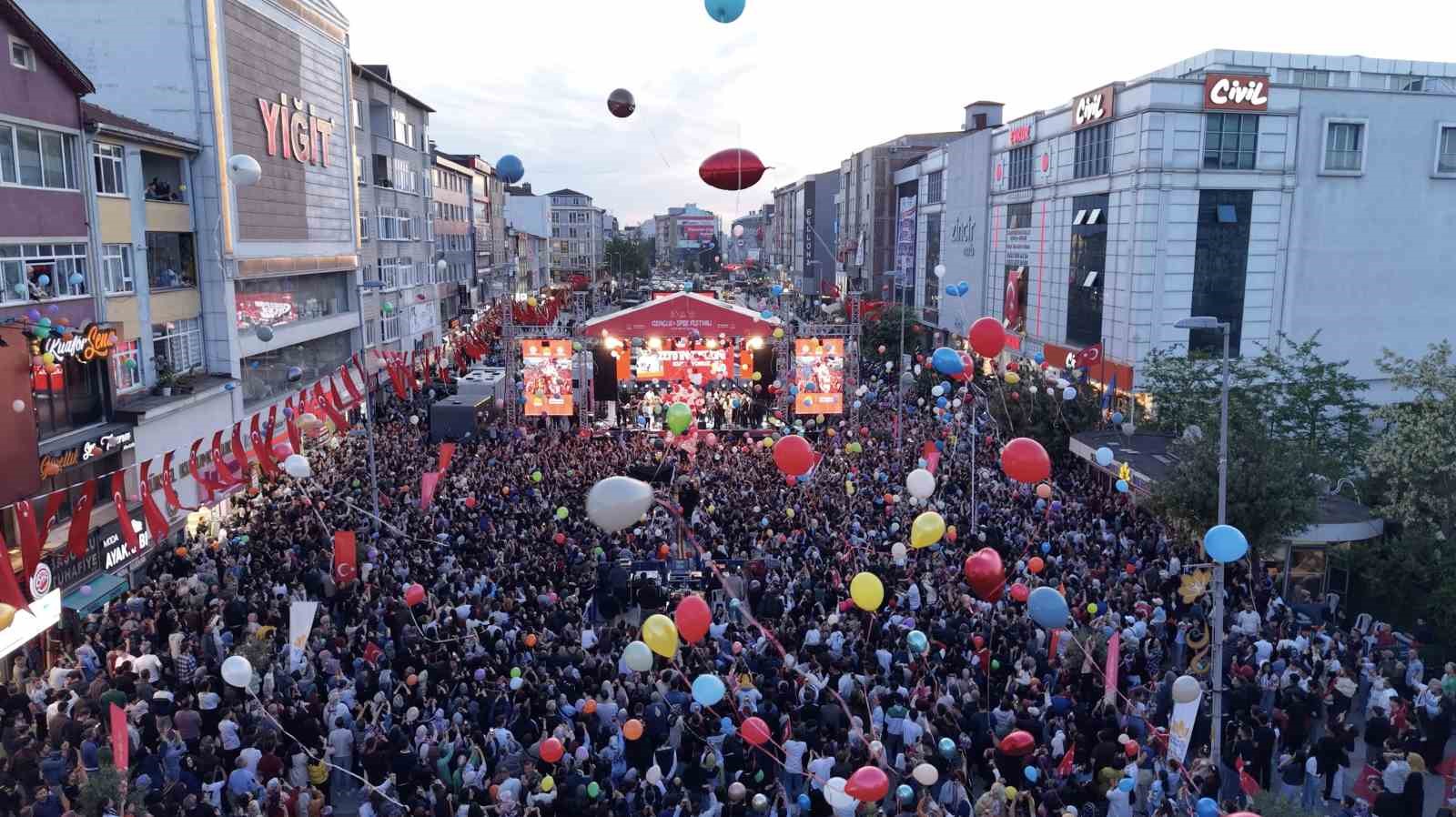 Sultanbeyli’de kanseri yenen Zeyd için binlerce balon gökyüzüne bırakıldı
