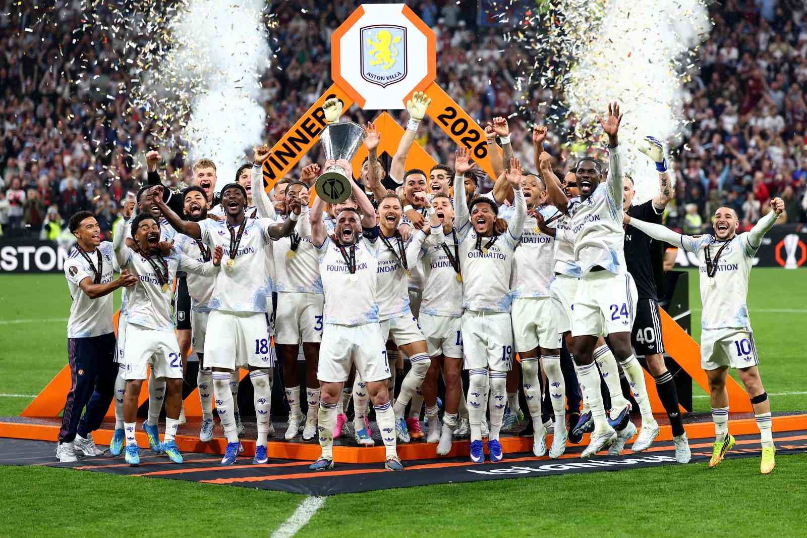 UEFA Avrupa Ligi şampiyonu Aston Villa kupasını aldı
