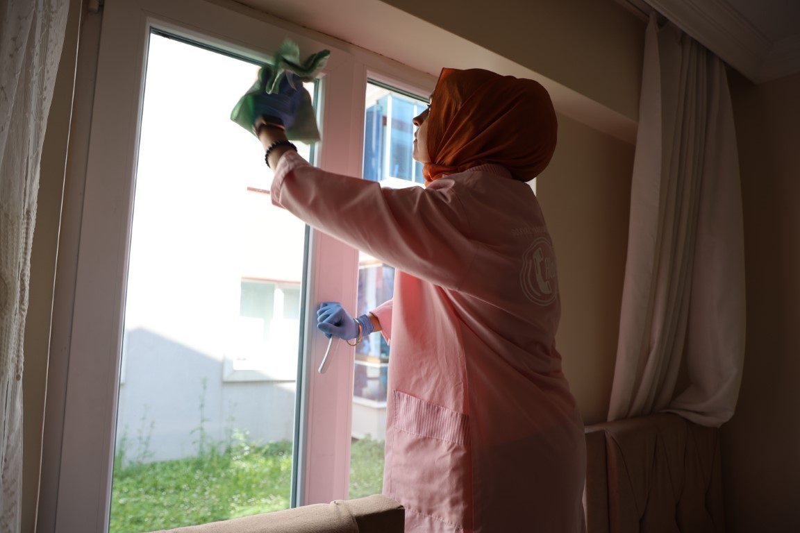 "Alo Evlat" ekipleri yaşlıları bayrama hazırlıyor