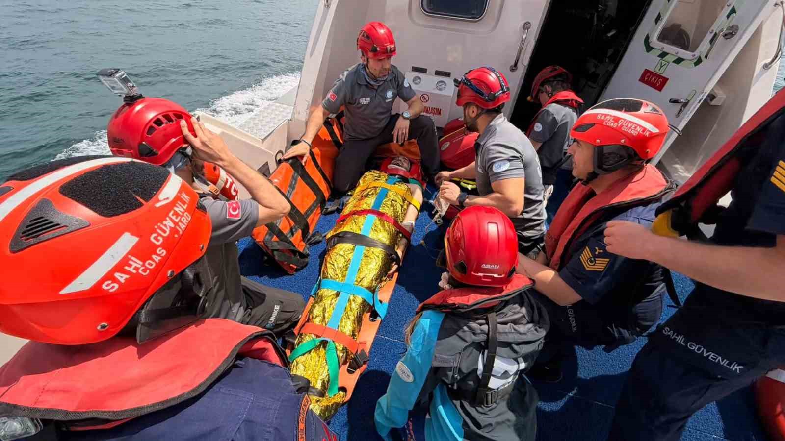 Yalova açıklarında gemide yaralanan personel tahliye edildi
