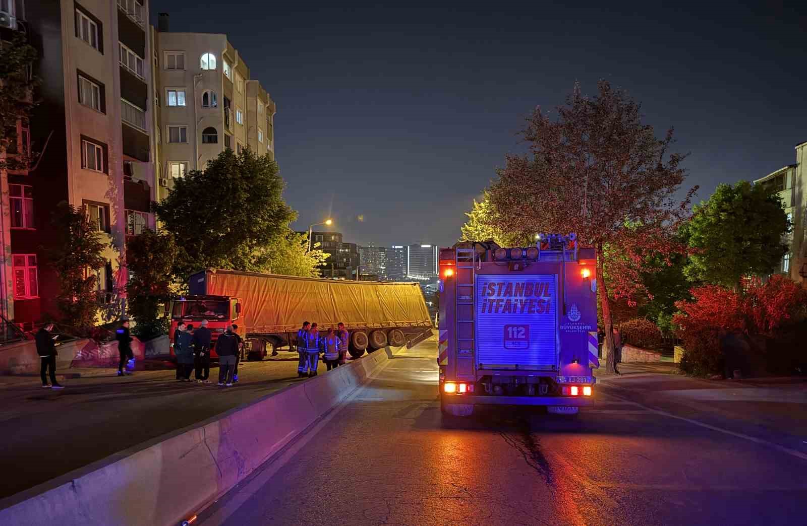 Küçükçekmece’de palet yüklü tır refüjde yan yattı
