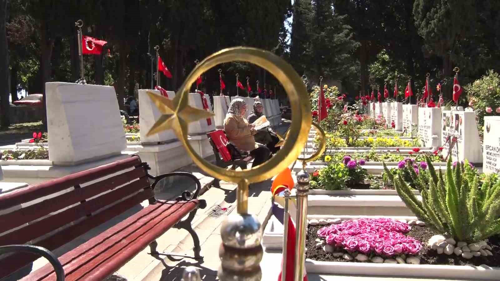 Edirnekapı Şehitliği’nde bayram ziyareti
