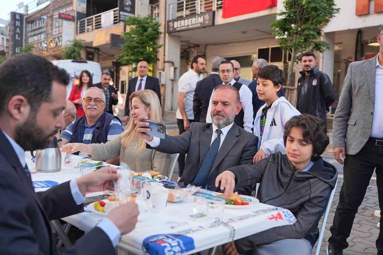 Kardeşlik ve dayanışma sofrası: Sancaktepeliler bayram sabahı Akın Caddesi’nde buluştu
