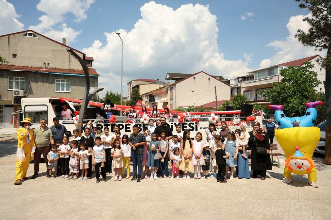 Gezici eğlence otobüsü çocuklara bayram coşkusu yaşatıyor