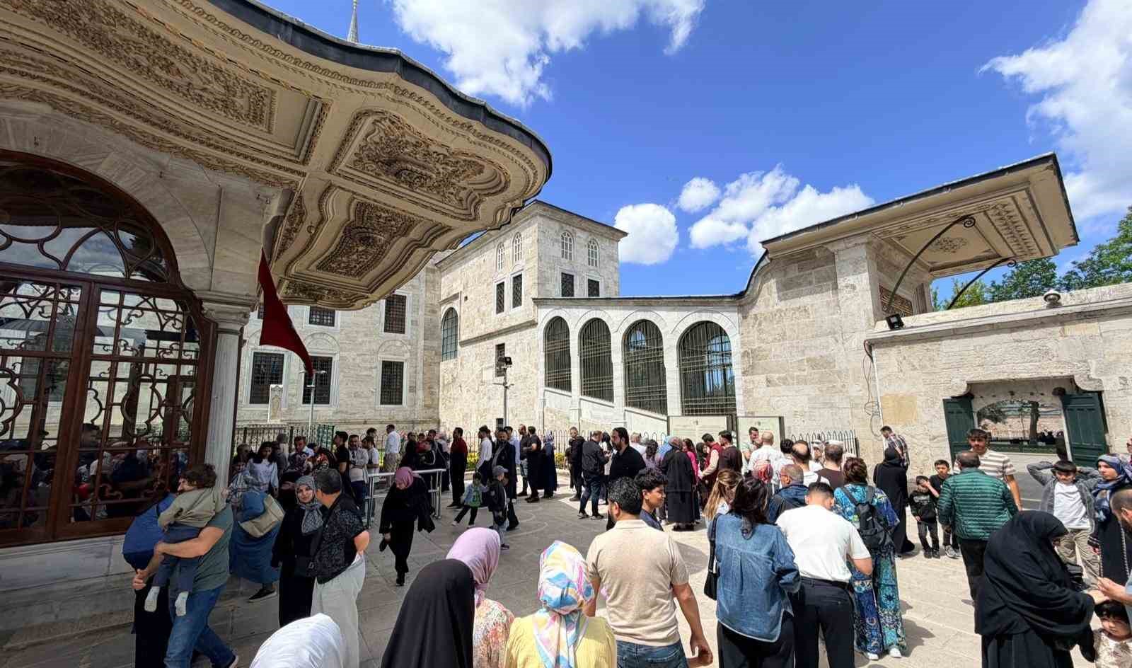 Fâtih Sultan Mehmed Han Türbesi’nde yoğunluk oluştu
