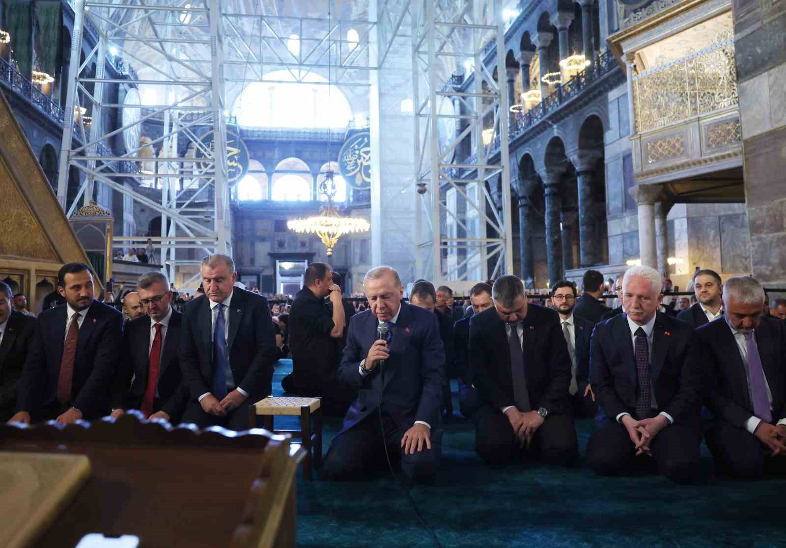 Cumhurbaşkanı Erdoğan, cuma namazını Ayasofya Camii’nde kıldı, Kur’an-ı Kerim okudu
