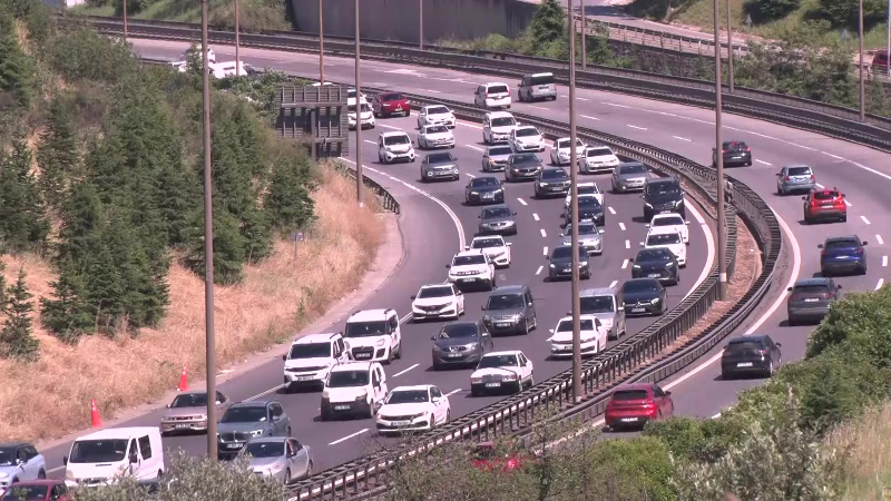 Kocaeli TEM Otoyolu’nda kilometrelerce araç kuyruğu oluştu