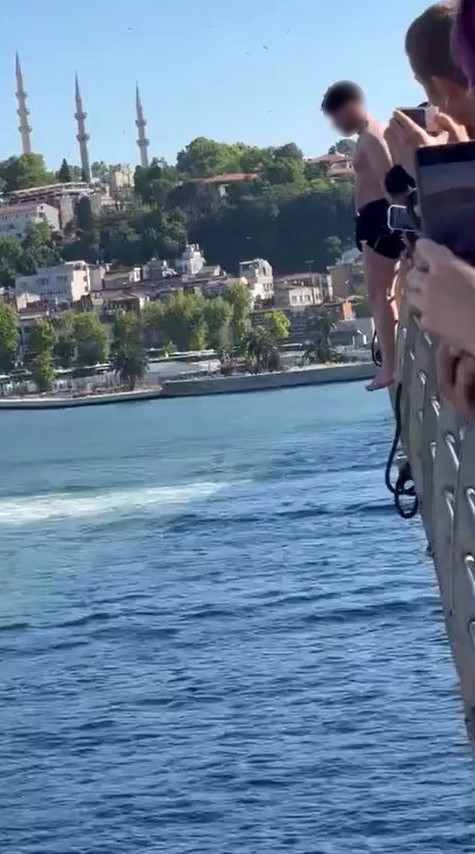 Haliç Köprüsü’nde gençlerin tehlikeli atlayışı kamerada
