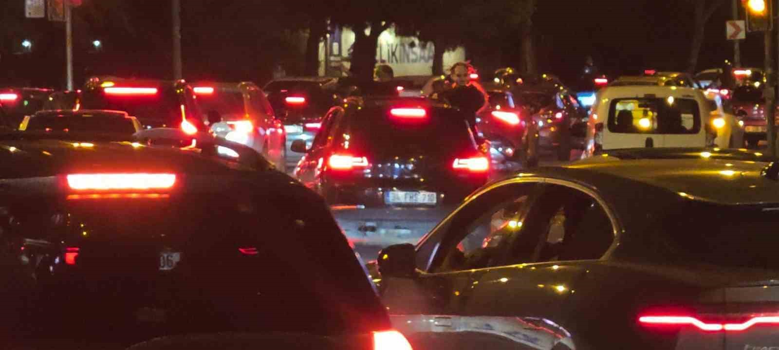 Camdan sarkarak trafiği tehlikeye atan genç polis denetimine takıldı
