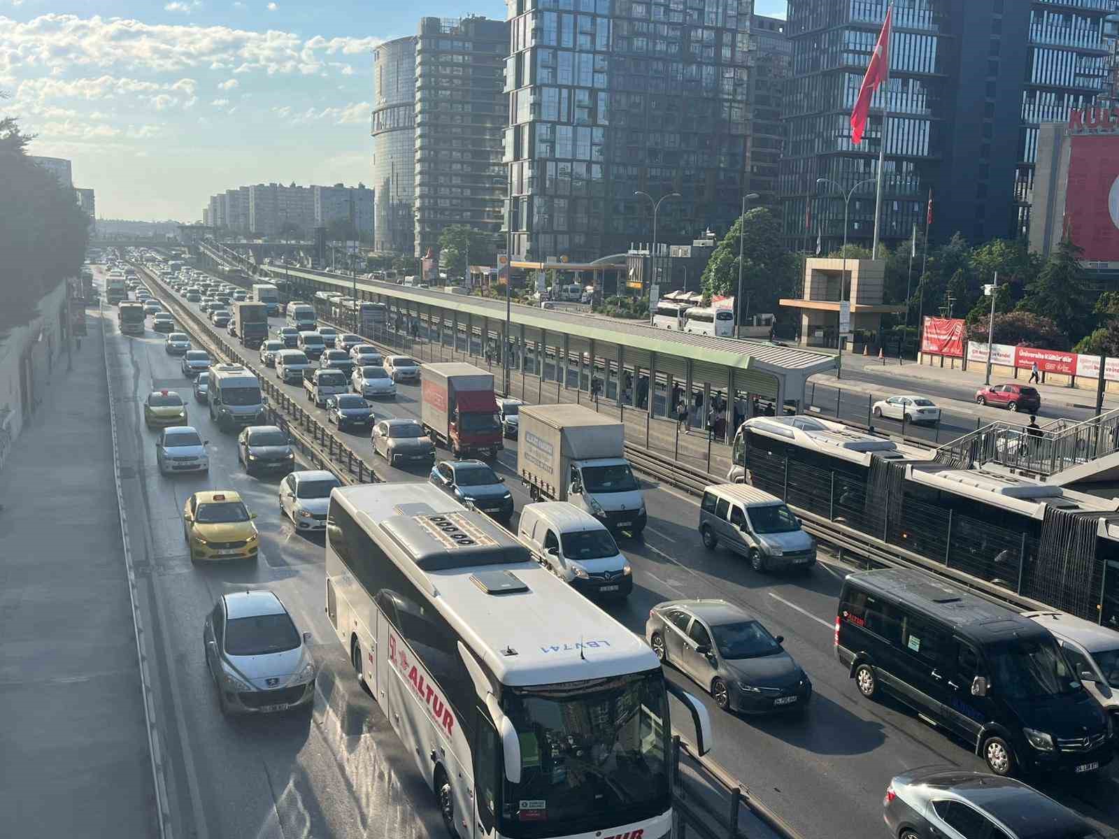 İstanbul’da bayram tatili sonrası sabah saatlerinde trafik yoğunluğu oluştu