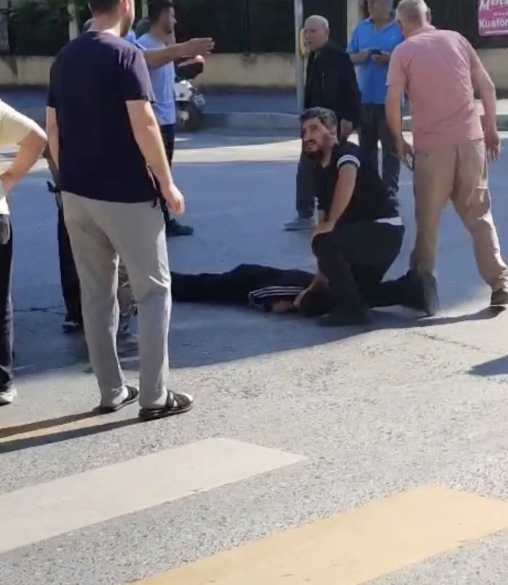 Okul servisi scooterle çocuğa ardından otomobile çarptı: 2 yaralı
