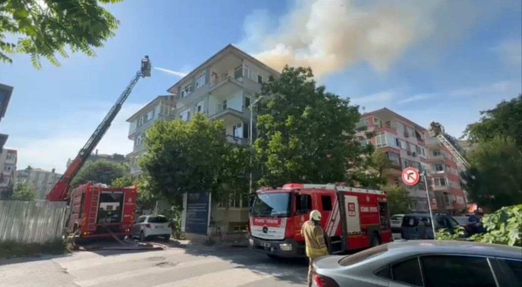 Bakırköy’de 6 katlı binanın çatısında yangın paniği
