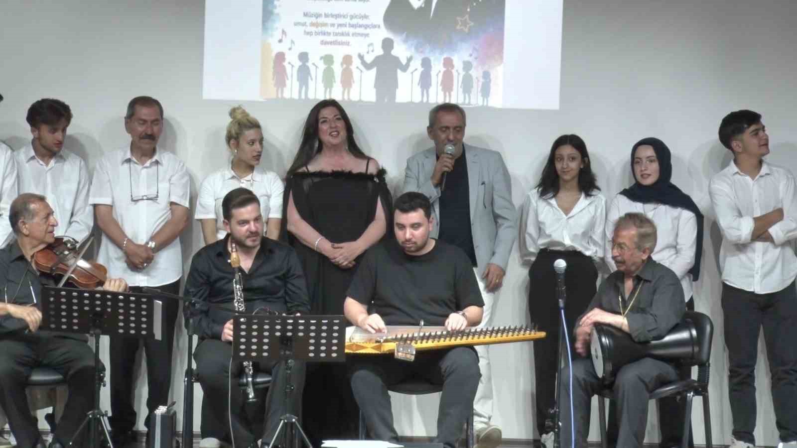 Yavuz Bingöl, denetimli serbestlik çocuk korosuyla aynı sahneyi paylaştı
