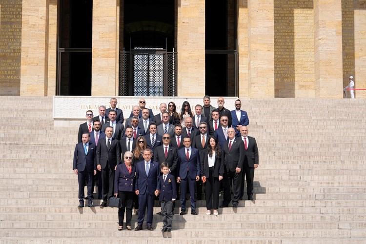 Galatasaray Başkanı Dursun Özbek, kurullarıyla birlikte Anıtkabir’i ziyaret etti
